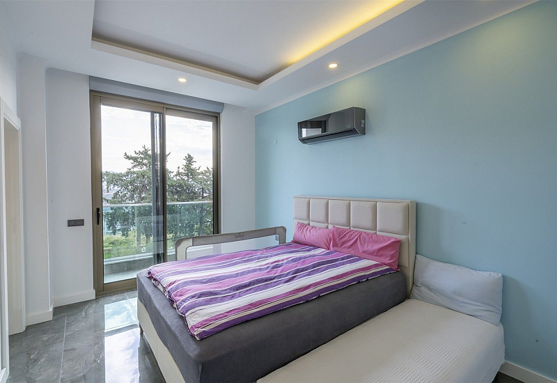 Стильная квартира 3+1 с мебелью, большим балконом и видом на море в районе Кестель