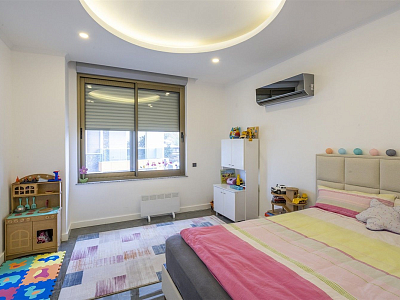 Стильная квартира 3+1 с мебелью, большим балконом и видом на море в районе Кестель